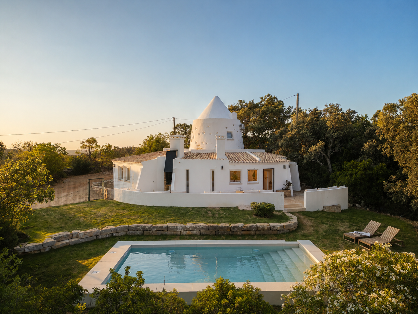 Moinho restaurado no Algarve com piscina exterior ao pôr do sol